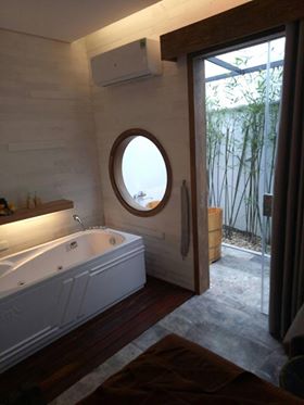 Bồn tắm massage đang thi công