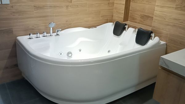Bàn giao bồn tắm massage, sục khí cho gia đình tại Hưng Yên